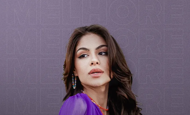 Catarina Leal de blusa roxa, com brincos longos