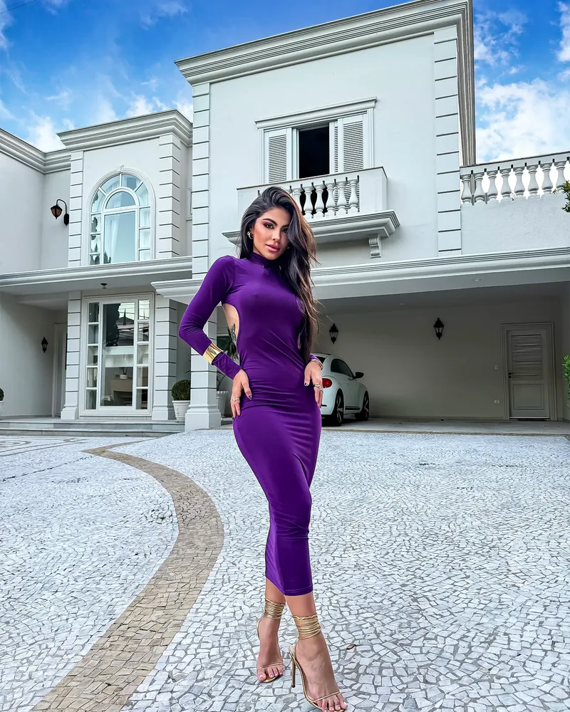 Depois do preset: Catarina de vestido roxo em frente a uma casa branca