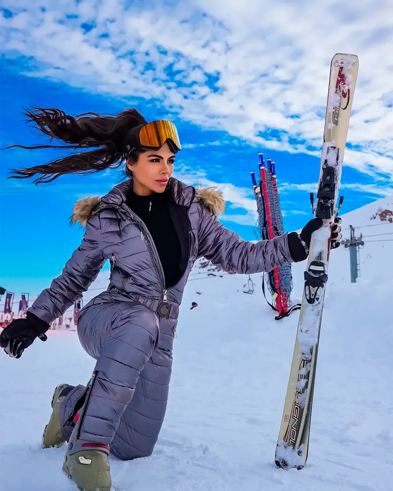 Depois do preset: Catarina na neve com esquis, céu azul forte