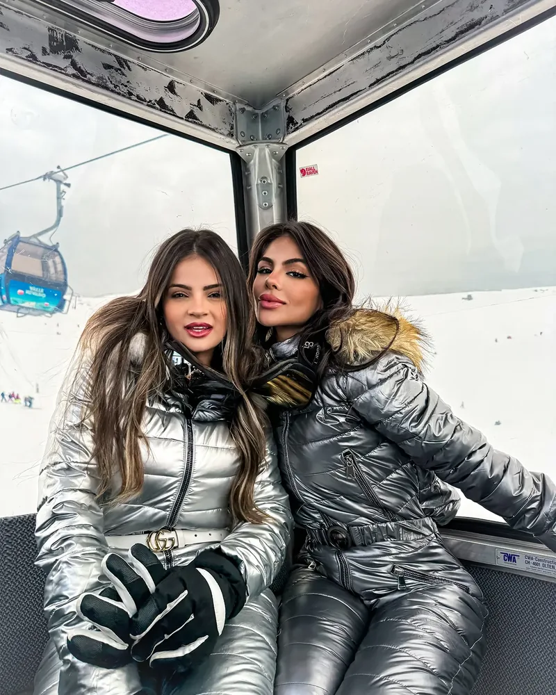 Depois do preset: duas amigas sentadas dentro de um teleférico