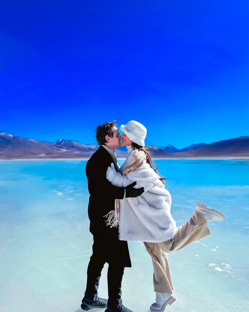 Depois do preset: casal se beijando no salar, céu azul intenso