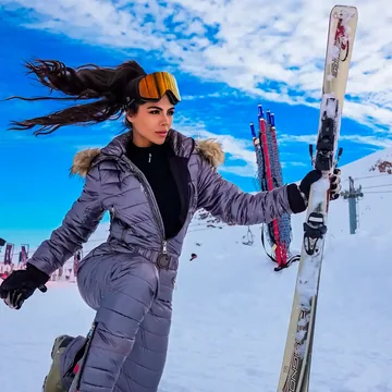 A mesma foto da Catarina na neve, depois do preset, com céu mais azul