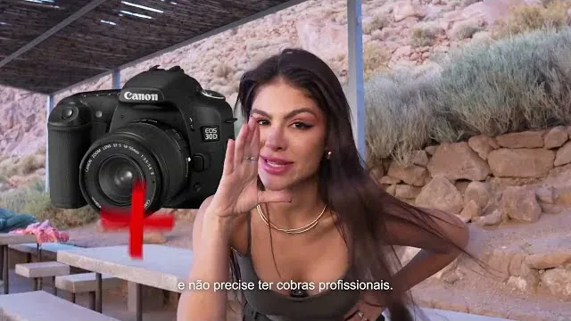 Catarina Leal explicando que não precisa de câmera profissional, ao lado de uma câmera riscada