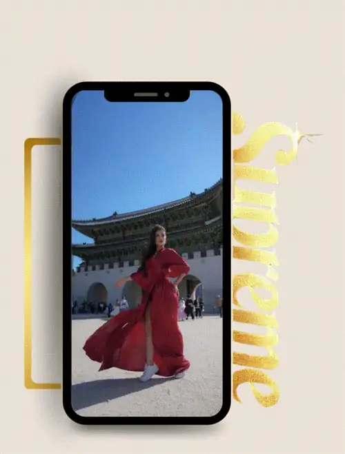 Celular mostrando uma foto de Catarina de vestido vermelho ganhando cor depois da edição