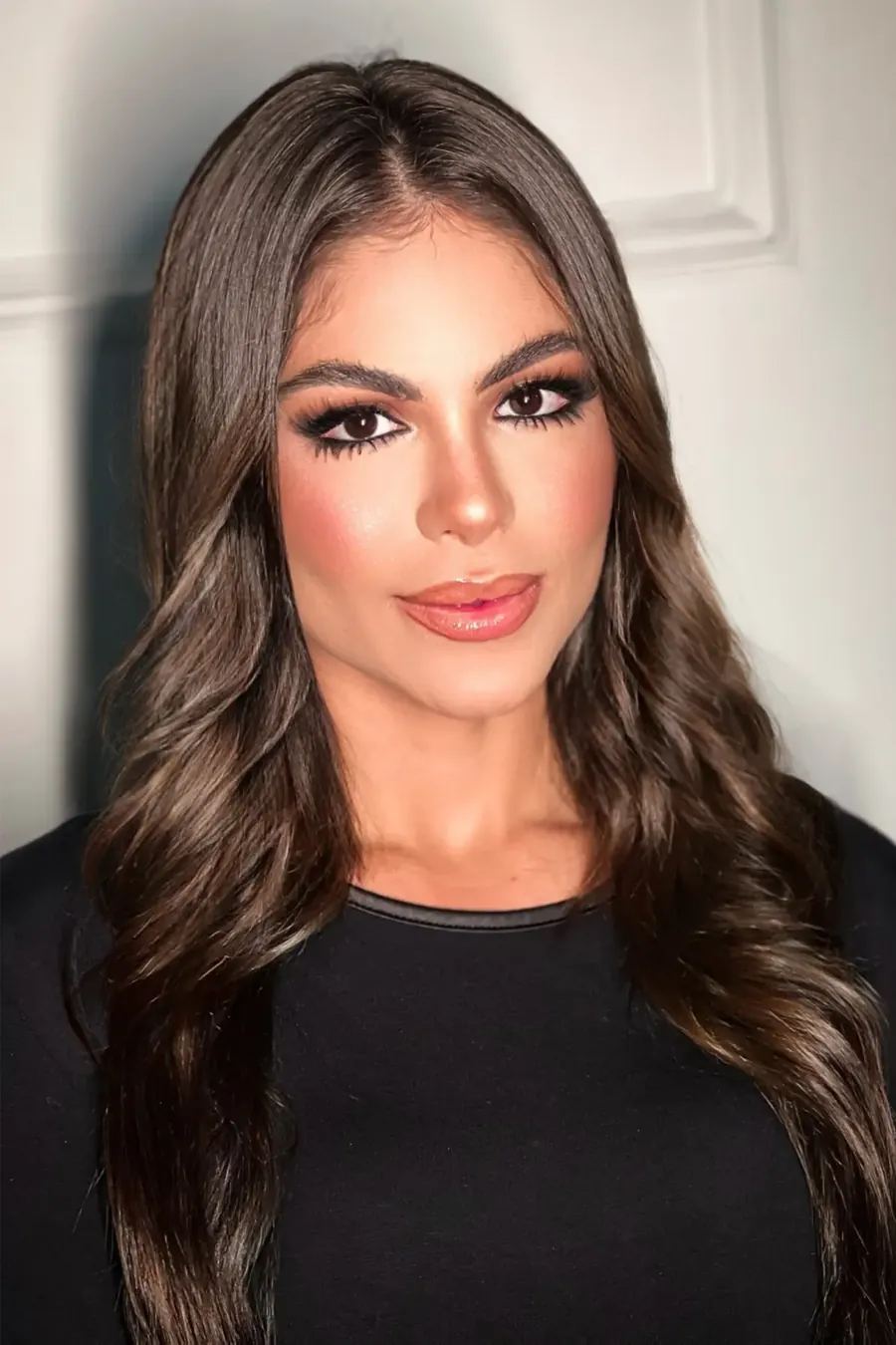 Depois: cabelo com mais volume e maquiagem mais marcada