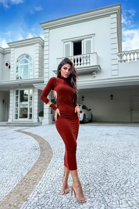 Depois: a mesma foto com o vestido vermelho